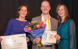 Matthijs van der Linden van het CAK met links Juryvoorzitter Marieke van Heek en rechts Mariska Smits van Award partner Compagnon