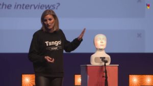 Elin Öberg Mårtenzon vecht met robot Tengai tegen discriminatie: "Sollicitatiegesprekken discrimineren en zijn erg complex"