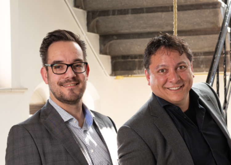 Human skills zijn de echte voorspeller voor werkprestaties. Bob Kosse, founder van DonnaKnows, gaat hier dieper op in in zijn breakout-sessie tijdens Demo_Day 2021. Wat doet DonnaKnows precies? "Verkeerde selectiebeslissingen kosten bedrijven enorm veel geld. DonnaKnows helpt organisaties de juiste selectie beslissing te nemen. Dit doen we door inzicht te geven in de hard skills én de human skills van kandidaten. Deze combinatie van inzichten is de sleutel tot een succesvolle selectie. Door de geboden inzichten overzichtelijk weer te geven kan snel worden gezien welke kandidaten het meest interessant zijn om mee in gesprek te gaan. Daarnaast zorgt DonnaKnows voor een moderne, vernieuwende kandidaat ervaring. Dit doen we onder andere door de inzet van chatbot technologie. De kandidaat ervaart dit als een eerste gesprek welke op elk gewenst moment, op elk gewenst apparaat gedaan kan worden. Door de inzet van slimme machine learning algoritmes zijn wij in staat de communicatie met de kandidaat te analyseren. Deze analyse leidt tot een heldere en begrijpbare rapportage van persoonlijkheid en gedrag van iedere kandidaat. Aan de hand van onze - wetenschappelijk onderbouwde - methode kan de juist selectie keuze worden gemaakt. DonnaKnows geeft je percentages voor de human skills en de hard skills match. Hierdoor heb je snel overzicht van de meest geschikte kandidaten. Deze kandidaten plaats je eenvoudig op de shortlist waarna je het hele vervolg traject tot onboarding kunt vastleggen. Wil je meer weten dan alleen een percentage dan download je het uitgebreide kandidaat match rapport. Uitleg van alle persoonlijkheidskenmerken, gedrag voorkeuren, hard skills en natuurlijk een transcriptie van het chatgesprek, alles staat erin!" Je gaat tijdens de demo talk op Demo_Day vertellen over human skills als de echte voorspeller van werkprestaties. Kan je alvast een tipje van de sluier oplichten? "Uiteraard! Er wordt heel heel veel gekeken naar wat een kandidaat allemaal kan. De zogeheten ‘hard skills’. Heeft een kandidaat de juiste diploma’s? Heeft hij of zij de juiste certificaten? Natuurlijk zijn dit belangrijke onderdelen om op te letten. Het probleem is echter dat er vaak teveel naar deze onderdelen gekeken wordt. Een diploma of certificaat zegt weinig tot niets over iemands werkprestaties. Uit diverse onderzoeken is gebleken dat persoonlijkheid een heel belangrijke rol speelt bij werkprestaties. Een combinatie van doelgerichte werkstijl en een rationele reactiestijl heeft een veel grotere voorspelbare waarde. Iemand met een hbo-diploma kan deze opleiding misschien wel met heel weinig inspanning doorlopen hebben. Dan matcht dat diploma misschien wel 100% met wat je verwacht aan opleiding, maar als het gaat om persoonlijkheid is dat maar de vraag. Wat als deze hbo-afgestudeerde vervolgens achterover geleund zijn dagen doorbrengt? Weinig motivatie heeft? Geen ambitie toont? Dan ligt een miss-hire in het verschiet. Aan de andere kant; iemand die minder goed was in een schoolse omgeving maar wel heel gemotiveerd is, is misschien wel veel waardevoller. Deze persoon heeft misschien een mbo-opleiding en past daardoor niet in het hard skills-profiel, maar heeft deze persoon heel veel ambitie. Is gemotiveerd om verder te komen. Wil graag nieuwe dingen ontdekken en maakt zich graag eigen wat hij of zij moet kunnen. Dat klinkt toch veel meer als de medewerker die jij in je bedrijf zou willen hebben?" Waarom mogen bezoekers jouw demo talk niet missen? "Dat is bijna een retorische vraag natuurlijk! Tijdens de demo talk laat ik graag zien welke inzichten van kandidaten er zijn. Ik laat zien dat dit veel verder gaat dan de behaalde diploma’s en certificaten. Ook neem ik je mee in de wereld van human skills en laat ik je zien waarom deze enorm belangrijk zijn binnen het selecte proces. Natuurlijk ga ik je ook laten zien dat wij je ontzettend veel inzicht kunnen geven voordat je met een kandidaat aan tafel gaat. Een pre-selectie die je heel veel informatie geeft en ontzettend veel tijd bespaart tijdens het werving- en selectieproces. Waarom je onze demo talk dus zeker niet mag missen? Omdat ik je ga laten zien hoe je tijdens het werving- en selectieproces tijd kunt besparen, de juiste selectie criteria kunt gebruiken, super veel inzicht in al je kandidaten krijgt en natuurlijk hoe je daarmee miss-hires gaat voorkomen!" Wat is het grootste voordeel van het gebruik van de inzichten van human skills binnen recruitment? "Human skills zijn een enorm grote voorspeller van werkprestaties. Daarnaast helpen deze inzichten je bij de beslissing of een kandidaat goed gaat passen bij jouw bedrijf en team. Ook laten de human skills zien hoe een kandidaat nu is. Tegenover bijvoorbeeld een behaald diploma geeft dit heel veel meer waardevolle inzichten. Een IT-diploma dat in 1994 is behaald zegt natuurlijk veel minder over een kandidaat dan het feit dat een kandidaat heel leergierig is en graag nieuwe dingen ontdekt. In een wereld waar veranderingen de standaard zijn en deze ook nog eens met hoge snelheid doorgevoerd worden, zijn persoonlijke eigenschappen - human skills - veel belangrijker voor werksucces. Een certificaat of diploma laat zien wat iemand gedaan heeft, de human skills laten zien waartoe iemand nog in staat is. Wil je met je bedrijf vooruit, neem dan zeker de human skills mee in je werving- en selectieproces." Meld je gratis aan en ontvang de gratis Tech Box (op=op) Op dinsdag 8 en donderdag 10 juni vindt de vijfde editie van Demo_Day plaats. Twee middagsessies om je via interviews, breakouts, netwerktafels en speeddates te oriënteren op de nieuwste tooling. Meld je nu gratis aan voor Demo_Day 2021. Wanneer je je uiterlijk 20 mei 2021 aanmeldt, ontvang je voorafgaand aan het event de Tech Box met daarin onder meer het event magazine, de Recruitment Tech Survey 2021, de Recruitment Tech Landscape 2021 (editie 2), versnaperingen én goodies van Demo_Day-partners en Recruitment Tech. Je aanmelding telt voor beide middagen. Het programma is hier te vinden en wordt dagelijks geüpdate. [button color="green" size="large" type="" target="_blank" link="https://www.recruitmenttech.nl/demoday/"]Meer informatie & gratis aanmelden voor Demo_Day[/button]