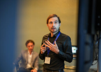 Roderick Bronzwaer na dubbelprijs voor In2Dialog: ‘Menselijke interactie blijft essentieel in AI’