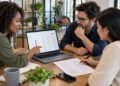 Drie recruiters evalueren hun ATS met een checklist in een informele kantoorsetting