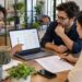 Drie recruiters evalueren hun ATS met een checklist in een informele kantoorsetting